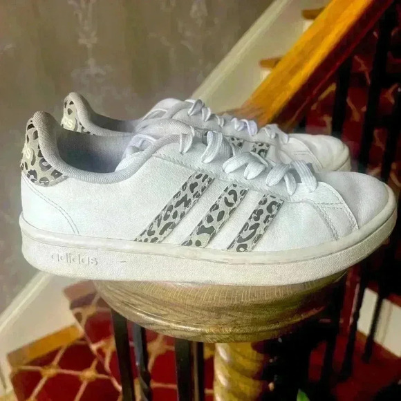 Ladies Adidas Tennis shoe animal print stripe 5.1/2. Very good condition. - Picture 3 of 9